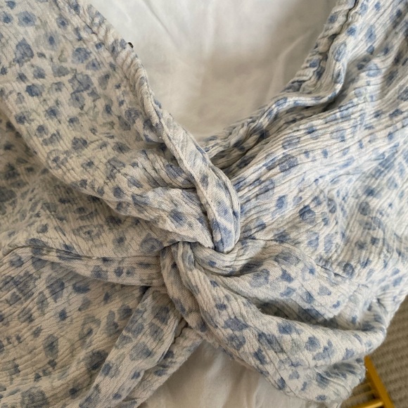 Abercrombie & Fitch Blue Floral Flutter Sleeve Twist Front Crop Top - Picture 8 of 9